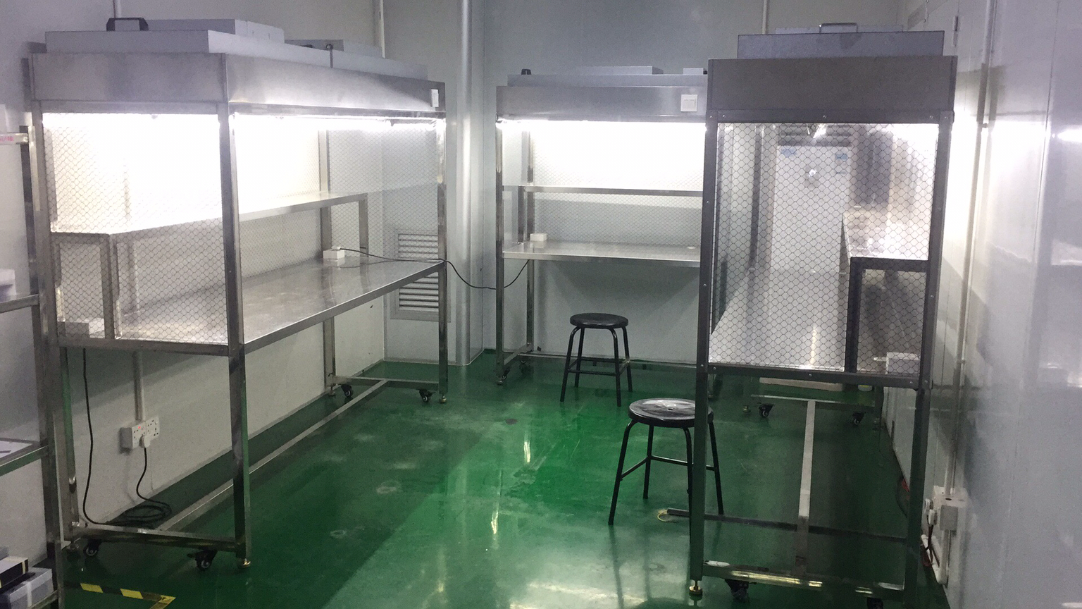大亞灣防靜電不銹鋼鋁型材無(wú)塵潔凈工作臺(tái)制作廠家 大亞灣防靜電不銹鋼鋁型材無(wú)塵潔凈工作臺(tái)制作廠家